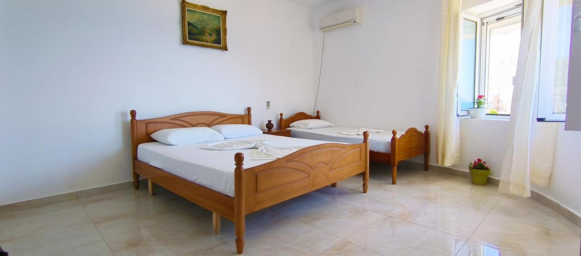 Natasha Rooms Himare Bagian luar foto